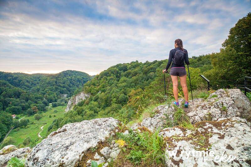 Turystka na skale nad zieloną Doliną Prądnika