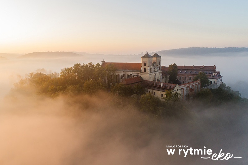 Klasztor kamedułów wśród drzew, wokół mgła