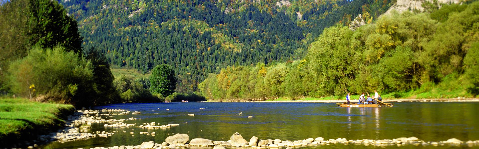 Pieniny. Widok na Trzy korony, w dole rzeka Dunajec