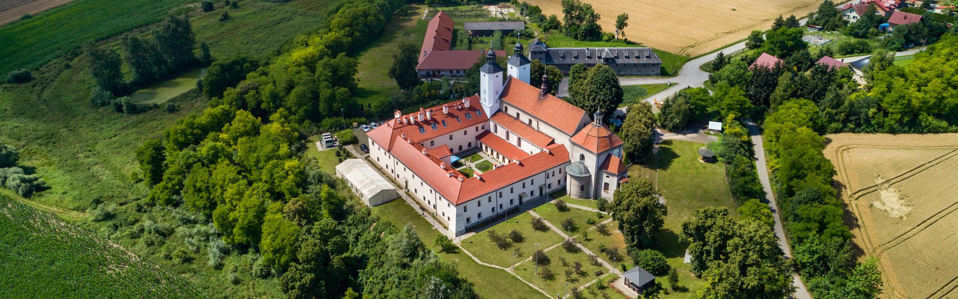 Widok z lotu ptaka na sanktuarium w Hebdowie.