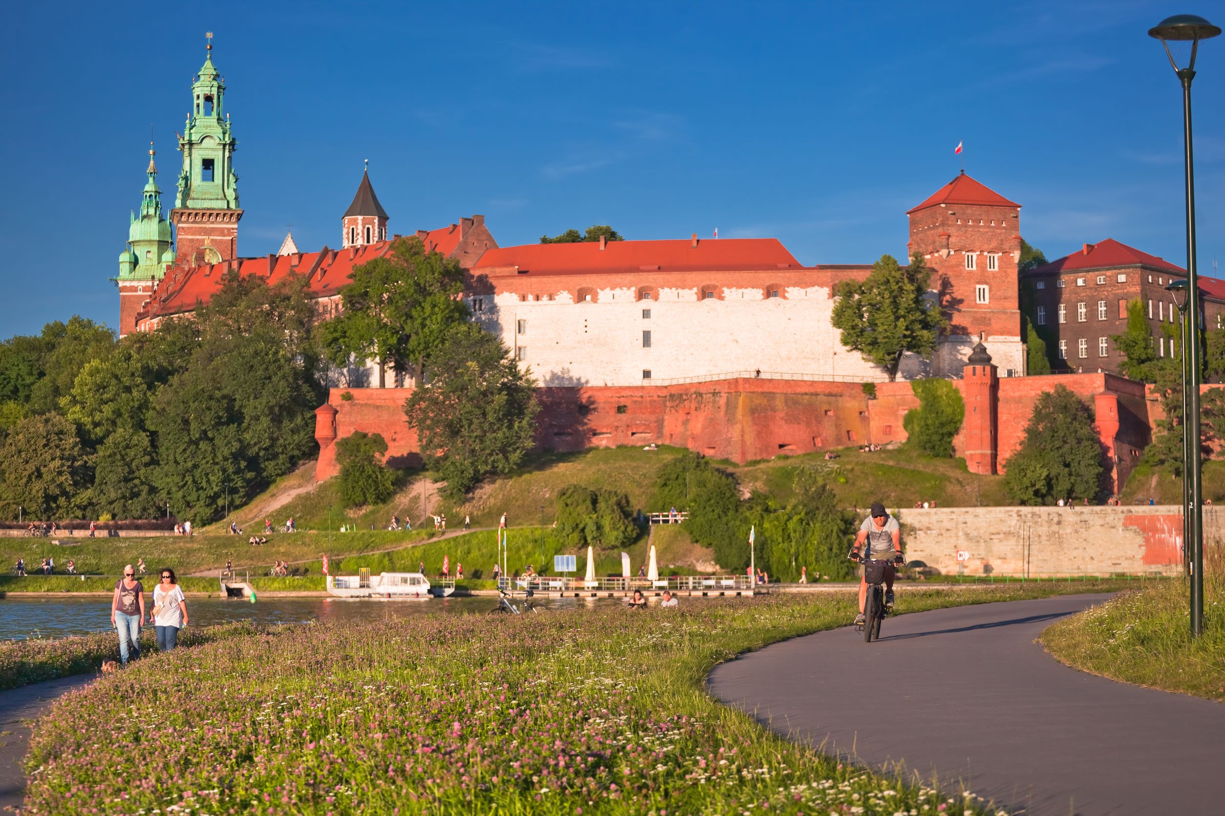 Ścieżka rowerowa na bulwarach Wisły, w tle widać zamek 